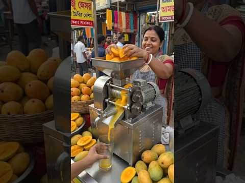 “এই মেশিনে তাজা আম ঢাললেই মুহূর্তেই রস বের হয়ে আসছে! 🥭#desi #shortvideo #mango #juice