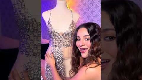 Casí terminamos el vestido de Anillas de lata para los Premios Juventud ✨ solo le falta el?…. #desi