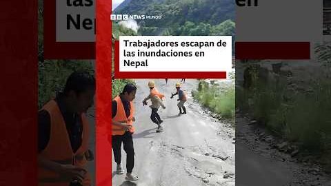 Trabajadores escapan de las inundaciones en Nepal