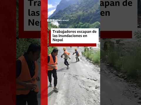 Trabajadores escapan de las inundaciones en Nepal
