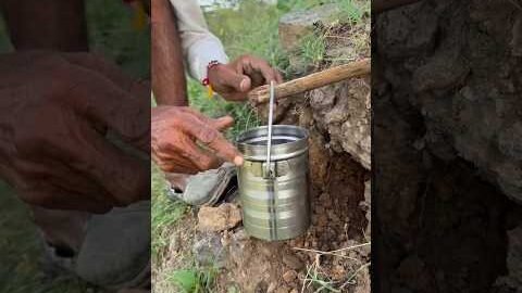 झरने से पानी भरने का देसी जुगाड़ #jugad #desi #kaka #pani #marvadi #suscribeyoutube