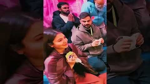 Virat Kohli Anushka Sharma in Vrindavan: Premanand Maharaj से आशीर्वाद लेने पहुंचे Virushka #Shorts