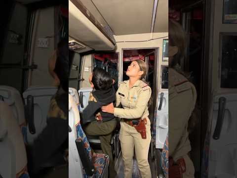 बच्चे को बस में छुपाकर ले जा रहे थे😳! #shorts #viral #police