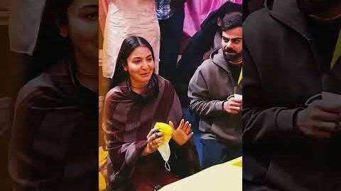 Virat Kohli Anushka Sharma in Vrindavan: Premanand Maharaj से आशीर्वाद लेने पहुंचे Virushka #Shorts