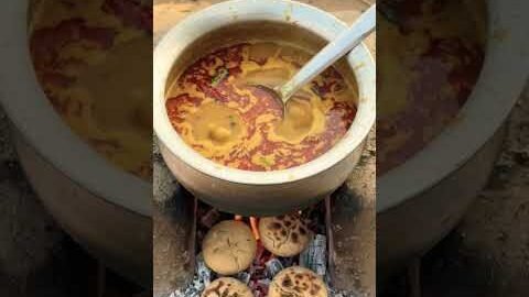 दाल बाटी 😍#daalbaati #food #khana #desi #shorts #trending #gaon #rajasthan #video #ytshorts #reels