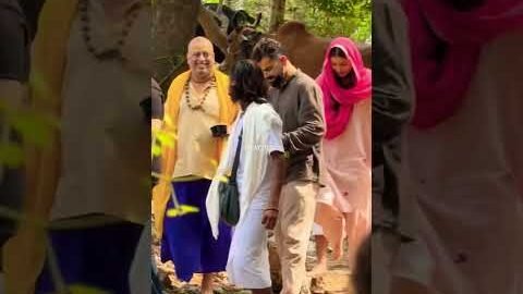 Virat Kohli Anushka Sharma in Vrindavan: Premanand Maharaj से आशीर्वाद लेने पहुंचे Virushka #Shorts