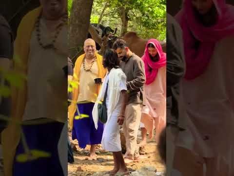 Virat Kohli Anushka Sharma in Vrindavan: Premanand Maharaj से आशीर्वाद लेने पहुंचे Virushka #Shorts