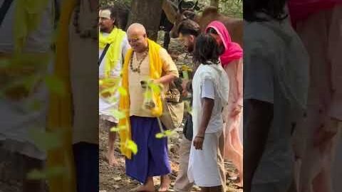 Virat Kohli Anushka Sharma in Vrindavan: Premanand Maharaj से आशीर्वाद लेने पहुंचे Virushka #Shorts