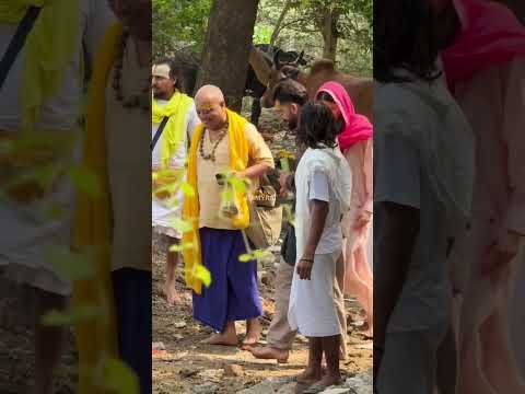 Virat Kohli Anushka Sharma in Vrindavan: Premanand Maharaj से आशीर्वाद लेने पहुंचे Virushka #Shorts