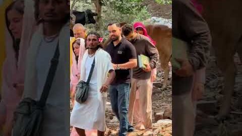 Virat Kohli Anushka Sharma in Vrindavan: Premanand Maharaj से आशीर्वाद लेने पहुंचे Virushka #Shorts