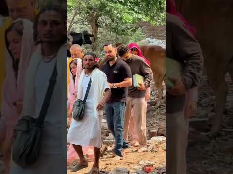 Virat Kohli Anushka Sharma in Vrindavan: Premanand Maharaj से आशीर्वाद लेने पहुंचे Virushka #Shorts