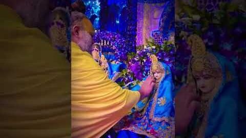 Virat Kohli Anushka Sharma in Vrindavan: Premanand Maharaj से आशीर्वाद लेने पहुंचे Virushka #Shorts