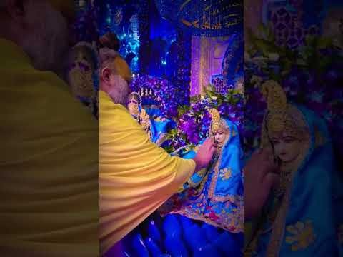 Virat Kohli Anushka Sharma in Vrindavan: Premanand Maharaj से आशीर्वाद लेने पहुंचे Virushka #Shorts
