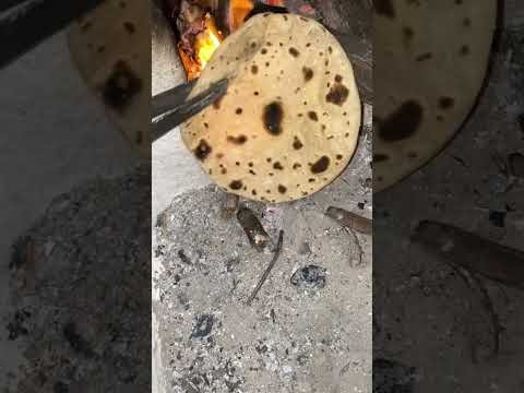 कोयले पर सीकी रोटी😍 #food #village #shorts #desi #desikhana #cooking
