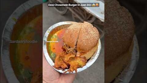 Desi Chowmein Burger in Just 30/-😋🥵 #food #foodie #foodshorts #foodblogger #chowmein