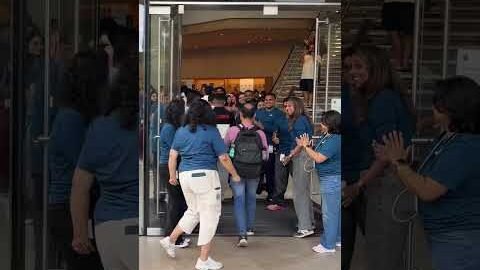 iPhone 18 Pro Sale Begins With Huge Crowds | iPhone 18 Pro Sale Starts At ₹1,64,900