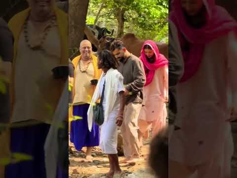 Virat Kohli Anushka Sharma in Vrindavan: Premanand Maharaj से आशीर्वाद लेने पहुंचे Virushka #Shorts