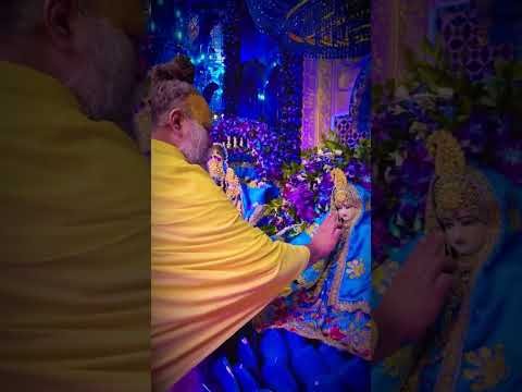 Virat Kohli Anushka Sharma in Vrindavan: Premanand Maharaj से आशीर्वाद लेने पहुंचे Virushka #Shorts