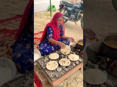 कोयले पर देसी रोटी 😍#foodie #food #khana #desi #shorts #viralshorts #trending #reels #rajasthan #yt