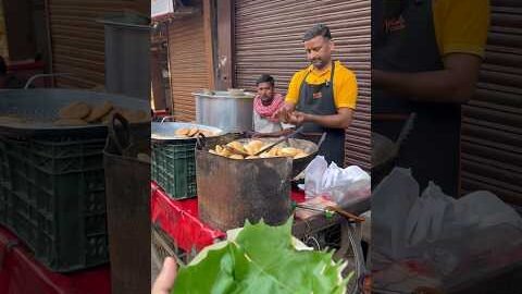 🔥 Crispy Khasta Kachori Served in Traditional Desi Style | Vijay Bhaiya’s Delicious Kachori 😍