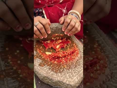देसी लाल मिर्च की चटनी 😍#food #foodie #desi #gaon #rajasthan #shorts #viralshorts #fyp #video #reels