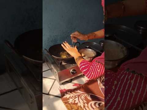मीठे गुलगुले 🤤💝#shorts #ytshorts #desi #food #minivlog #gaamaaalekaamkaaj