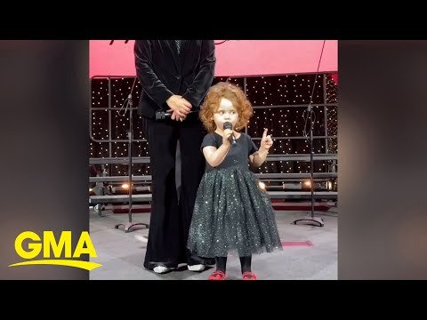 Confident little girl gives hilarious speech during school’s Christmas program