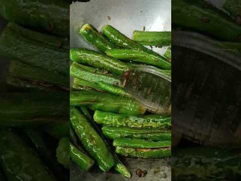 राजस्थानी मसालेदार भिंडी 🥘😋 #food #recipe #youtubeshorts #cooking #gaon #desi