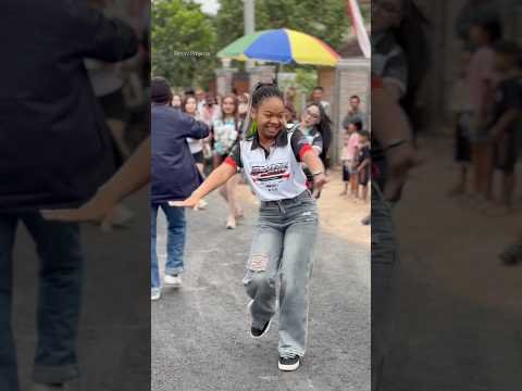 Mbak Desi Afrika semangat sekali karnaval desa Bangorejo kec Bangorejo kab Banyuwangi
