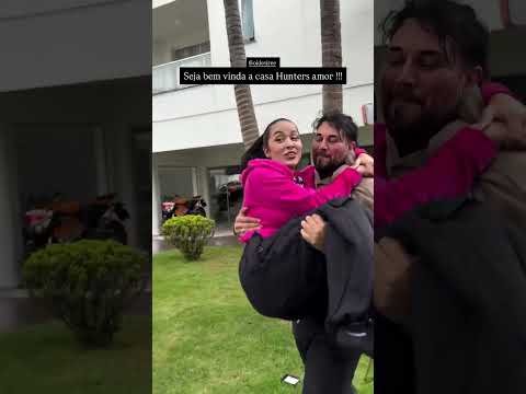 olha como a Desi foi recebida na casa kk