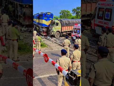🚨 BREAKING NEWS: रेलवे फाटक पर ट्रेन और ट्रक की भीषण टक्कर! 😱 | #trainaccident #shorts #reels #viral